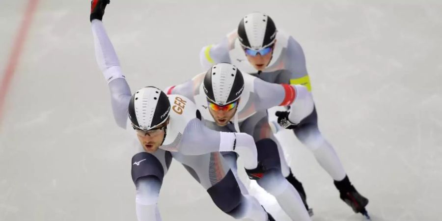 Das Team der deutschen Eissprinter in Aktion. Foto: Sergei Grits/AP/dpa