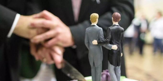 Zwei schwule Männer schneiden ihre Hocheitstorte an Zwei schwule Männer schneiden ihre Hocheitstorte an