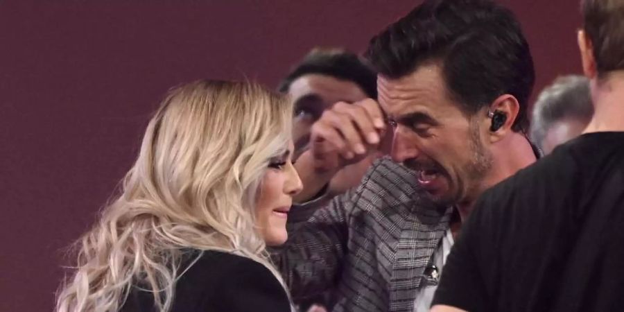 Helene Fischer (l) und Florian Silbereisen (r) in der ARD Fernsehschow "Schlagerbooom 2019" in der Westfalenhalle. Foto: Henning Kaiser/dpa