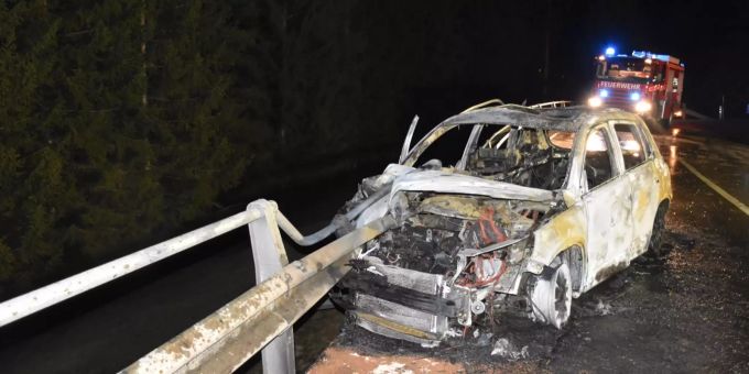 Das Auto begann zu brennen, worauf sich die beiden Insassen selbstständig aus diesem retten konnten. Verkehrsunfall