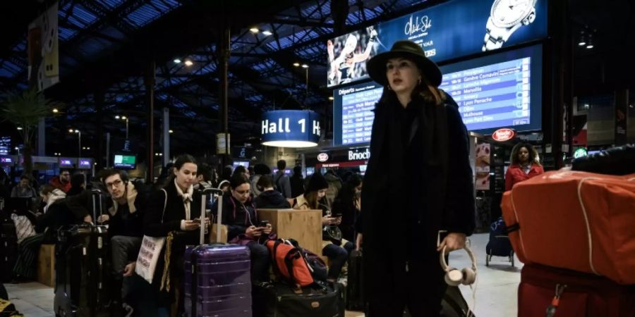 Wartende am Bahnhof in Lyon