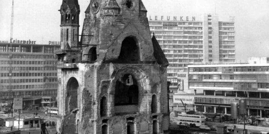 Berlin in Trümmern Blick auf die im Zweiten Weltkrieg zerstörte Kaiser-Wilhelm-Gedächtniskirche. Foto: Konrad Giehr/dpa
