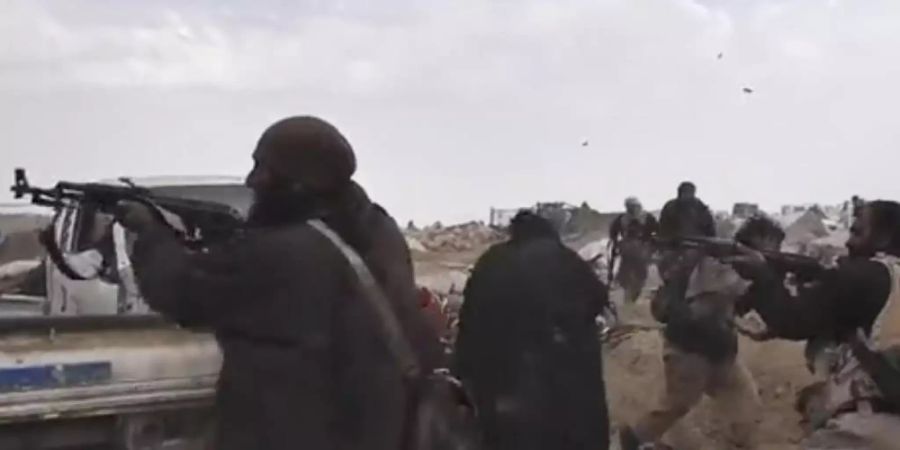 IS-Kämpfer feuern bei Baghus in Syrien ihre Waffen ab. Foto: Amaq