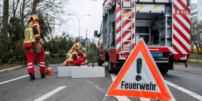 Einsatz der Berufsfeuerwehr Bern im Westen der Stadt. Einsatz der Berufsfeuerwehr Bern im Westen der Stadt.