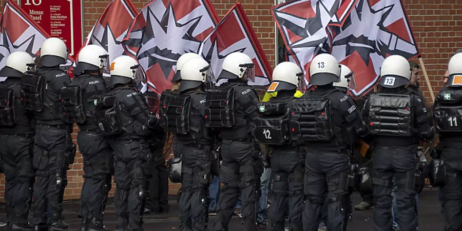 Kein Schoggi-Job: An einer Demonstration in Basel versucht die Polizei, Rechts- und Linksextreme zu trennen. (Archivbild)