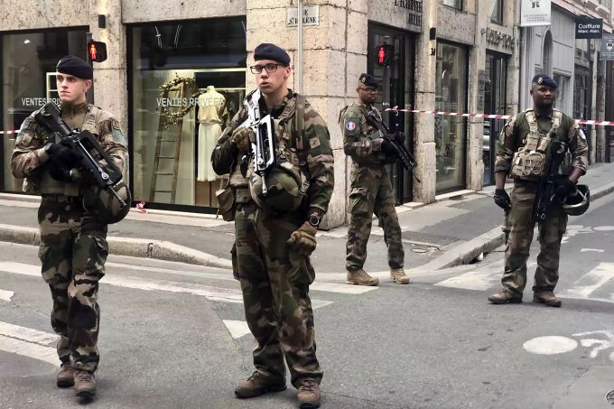 Soldaten der französischen Anti-Terror-Einheit «Vigipirate Mission» stehen auf einer Strasse in Lyon (F) und sichern ein Gebiet ab. Explosion in Lyon