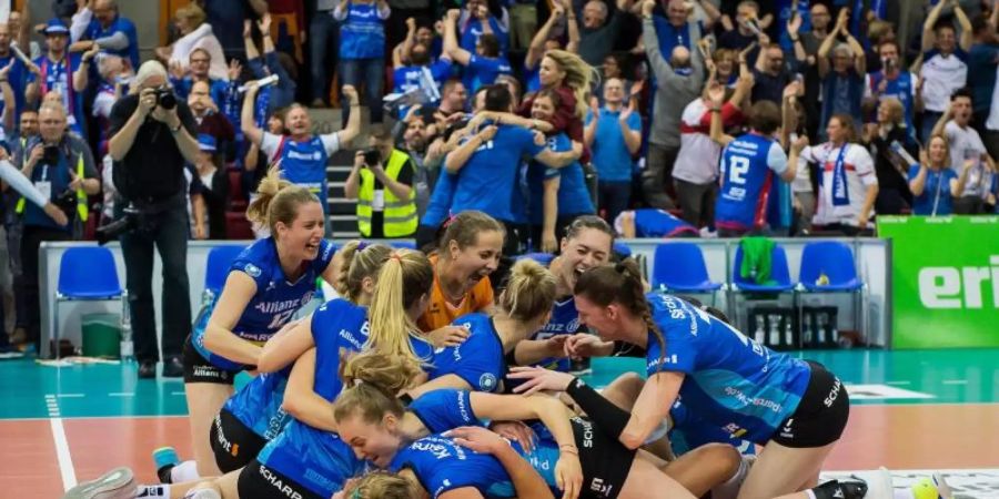 Stuttgarts Volleyballerinnen freuen sich über den deutschen Meistertitel. Foto: Christoph Schmidt