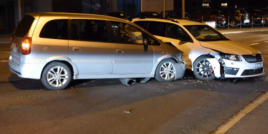 Zwei kollidierte Autos