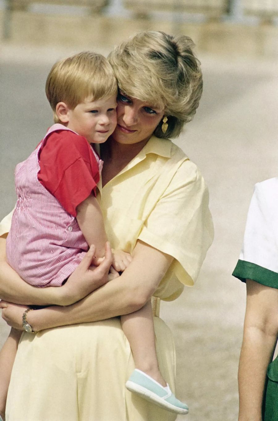 Prinz Harry auf den Armen von Mami Diana.