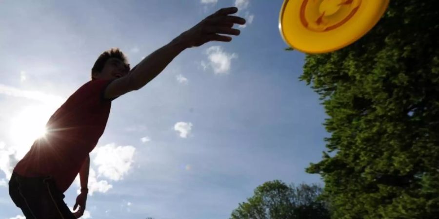 Im Englischen Garten ist Frisbee voll im Trend. Foto: Tobias Hase