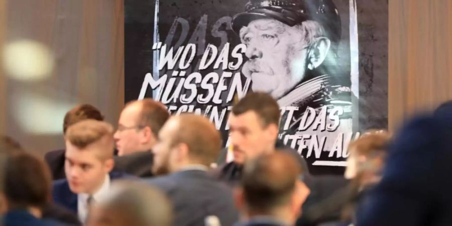Ein Plakat mit einem Konterfei des früheren Reichskanzlers Otto von Bismarck beim Bundeskongress der Jungen Alternative für Deutschland in Magdeburg. Foto: Peter Gercke