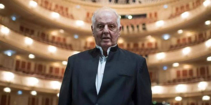 Generalmusikdirektor Daniel Barenboim im Saal der sanierten Staatsoper. Foto: Bernd von Jutrczenka Generalmusikdirektor Daniel Barenboim im Saal der sanierten Staatsoper. Foto: Bernd von Jutrczenka