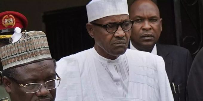 Muhammadu Buhari (M), Präsident von Nigeria, verlässt die Parteizentrale seiner Partei All Progressive Congress (APC) nach einer Notsitzung mit hochrangingen Mitgliedern. Foto: Jerome Delay/AP Akinwumi Adesina