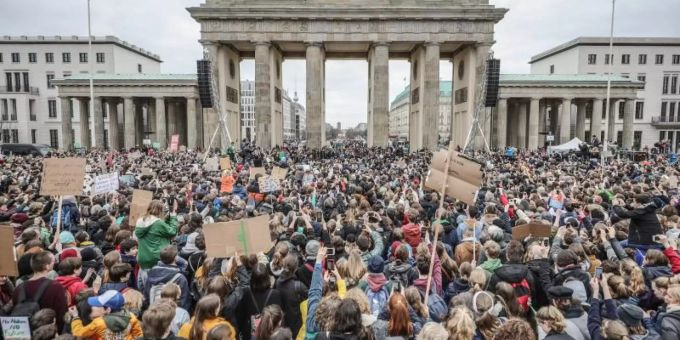 Grosser Auflauf am Brandenburger Tor: Über 10.000 Schüler demonstrierten in Berlin für mehr Klimaschutz. (Archivbild) demo