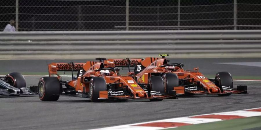 Beim Rennen in Bahrain hatte Charles Leclerc ferrariintern vor Sebastian Vettel (5,M) die Nase vorn. Foto: Luca Bruno/AP/dpa