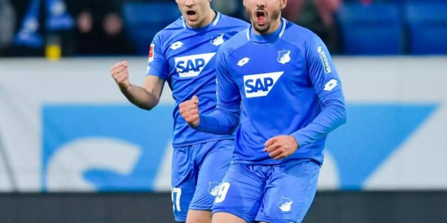 Torschützen unter sich: Hoffenheims Ishak Belfodil (r) und Andrej Kramaric. Foto: Uwe Anspach/dpa