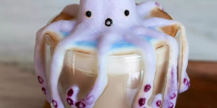 Ein Tintenfisch aus Milchschaum - Daphne Tan aus Singapur schafft 3D-Kunst aus Milchschaum. Foto: periperipeng