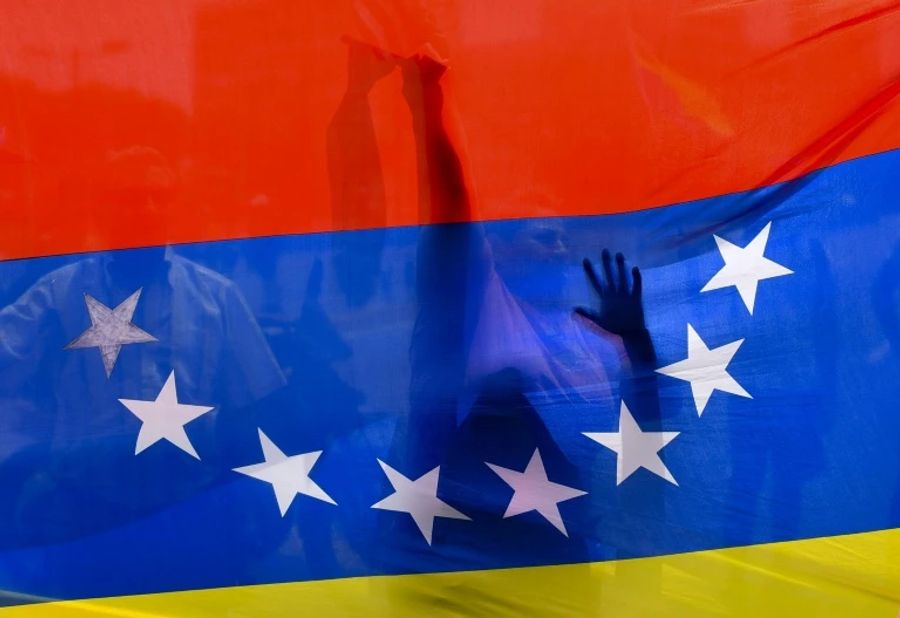 Demonstranten mit Venezuela-Fahne