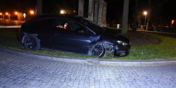 Verunfalltes Auto am Strassenrand