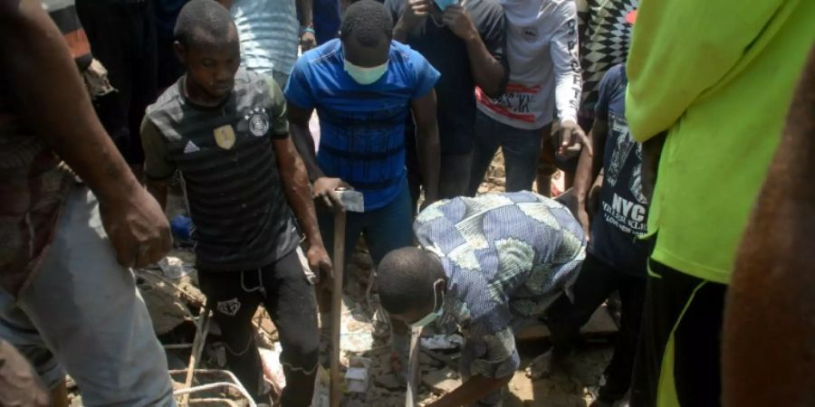 Retter suchen nach Überlebenden des Hauseinsturzes in Lagos.