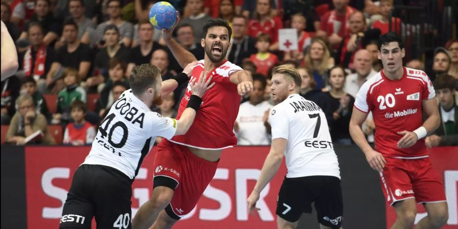 Schweizer Handballspieler wirft ein Tor