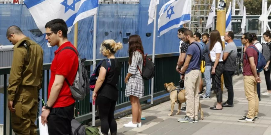 Schweigeminuten in Tel Aviv