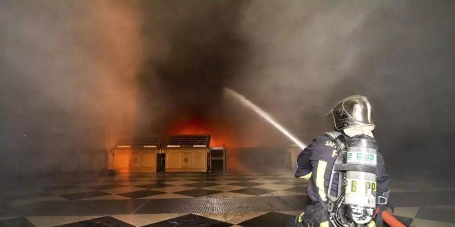 Ein Mitarbeiter der Feuerwehr bei den Löscharbeiten im Inneren der Kathedrale. Foto: Benoit Moser/Paris Fire Brigade/AP