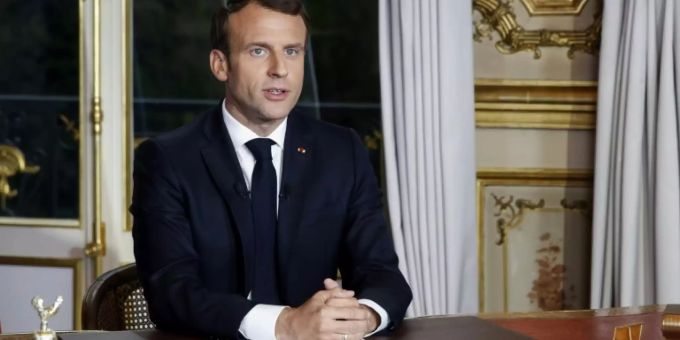 Macron bei einer Fernsehansprache macron