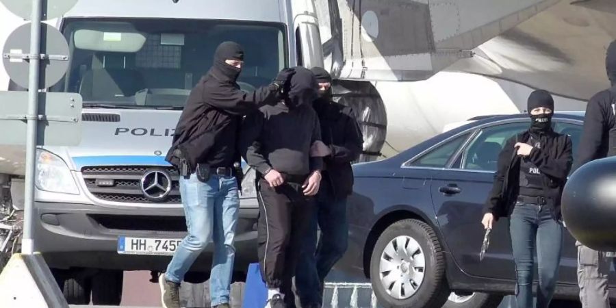 Ein mutmassliches IS-Mitglied wurde in Hamburg festgenommen. Mit einem Hubschrauber der Bundespolizei soll der Verdächtige zu Ermittlungsrichtern vom BGH geflogen werden. Foto: Bodo Marks