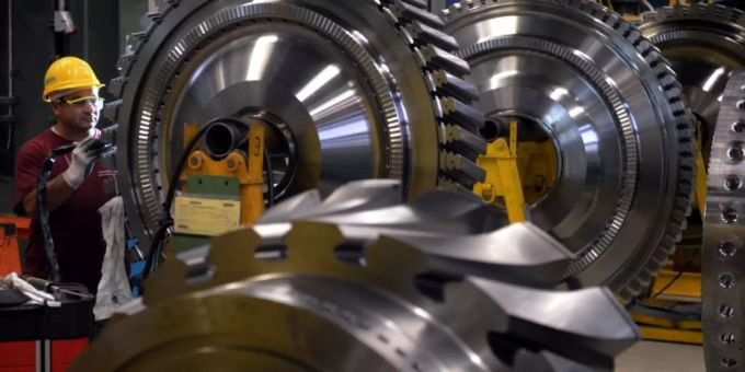 Siemens-Mitarbeiter mit Rotorteilen für Gasturbinen Gasturbine