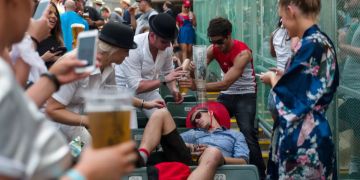 Rugbyfans feiern feuchtfröhlich.