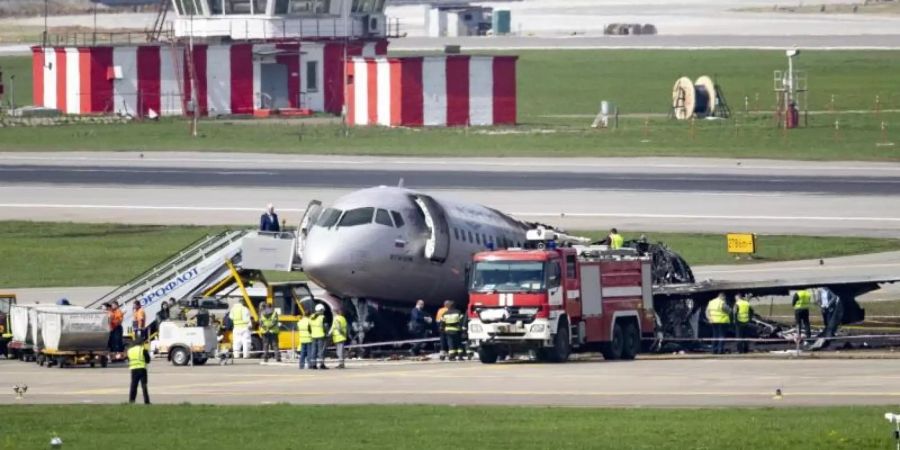 Blick auf das Wrack der Maschine des Typs Suchoi Superjet-100. Als die Maschine aufprallte, platzte nach ersten Erkenntnissen der Ermittler auch der voll befüllte Treibstofftank. Blitzschnell breitete sich das Feuer aus. Foto: Pavel Golovkin/AP