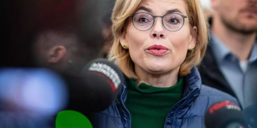 Julia Klöckner, Landwirtschaftsministerin, spricht vor der Demo. Tausende Landwirte demonstrierten gegen die Verschärfung des Düngerechts. Foto: Guido Kirchner