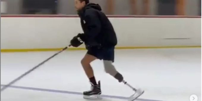 Craig Cunningham steht mit Prothese wieder auf dem Eis. Craig Cunningham mit Prothese