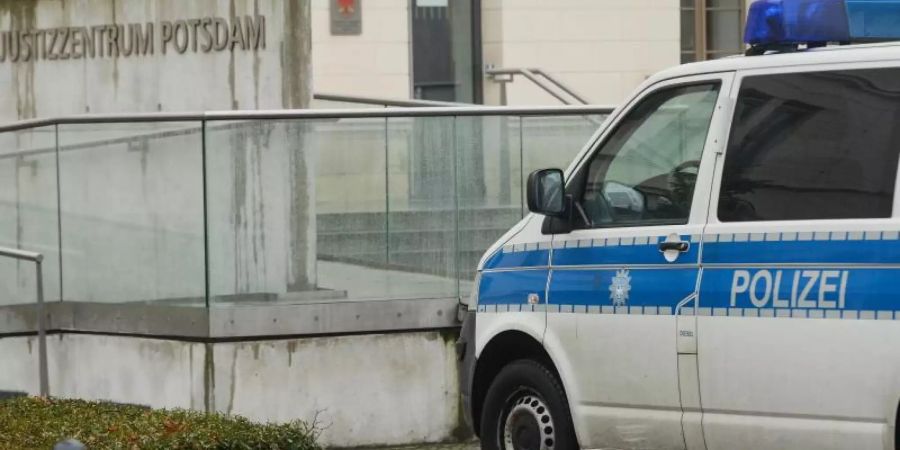 Nach einer Bombendrohung steht am 11. Januar ein Polizeifahrzeug am Justizzentrum Potsdam. Foto: Julian Stähle