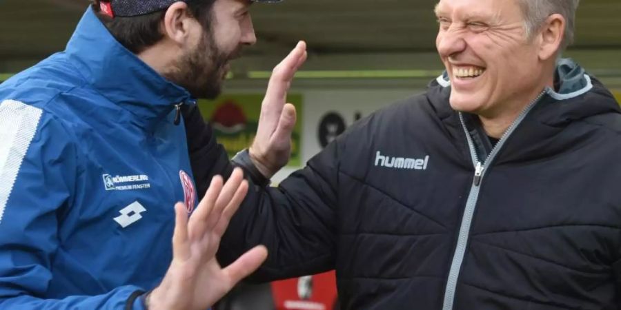 Die beiden Trainer Sandro Schwarz (l) und Christian Streich verstehen sich prächtig. Foto: Patrick Seeger/dpa