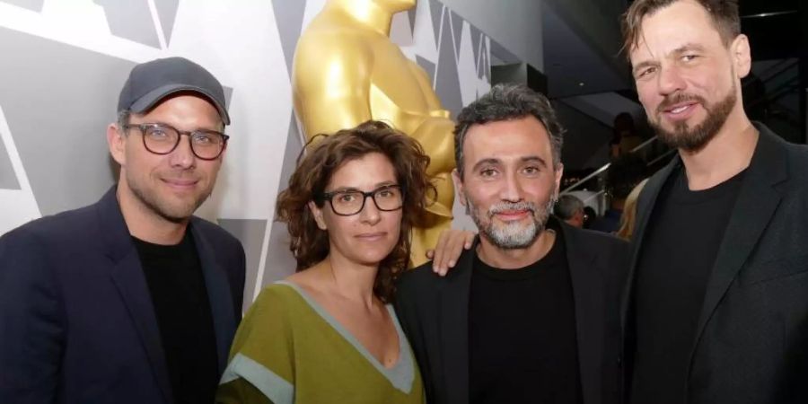 Talal Derki (2.v.r.) mit seinem Berliner Produzenten-Team Ansgar Frerich (l), Eva Kemme und Tobias Siebert in Hollywood. Foto: Barbara Munker