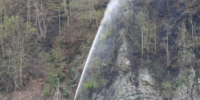 Schleiz - Feuerwehr kämpft seit Tagen gegen Waldbrand in Thüringen - Löscheinsatz auch in Hamburg