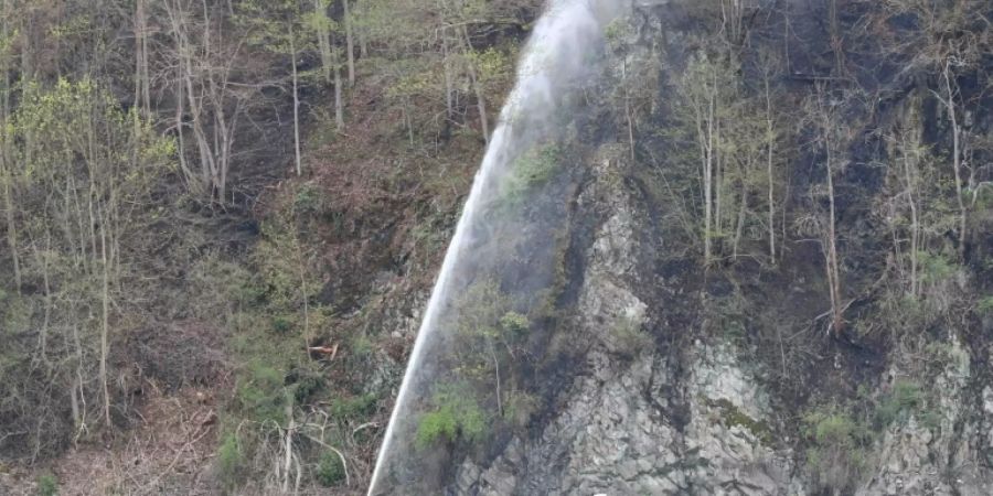 Ein Feuerwehrboot im Einsatz am Heinrichstein