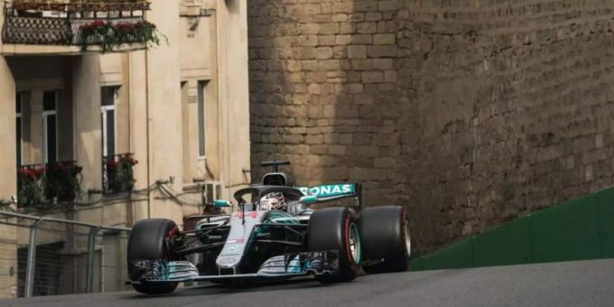 Beim Rennen in Baku geht es auch durch die Altstadt: Lewis Hamilton in seinem Mercedes. Foto: Wu Zhuang/Xinhua/dpa Beim Rennen in Baku geht es auch durch die Altstadt: Lewis Hamilton in seinem Mercedes. Foto: Wu Zhuang/Xinhua/dpa