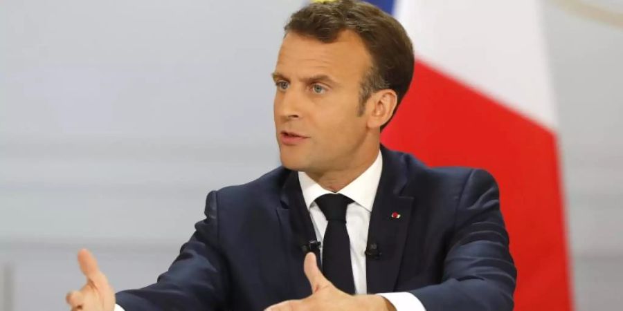 Emmanuel Macron spricht bei einer Pressekonferenz über seine Reformpläne nach der Bürgerdebatte. Während der Bürgerdebatte hatte Macron oft stundenlang in Turnhallen und Gemeindehallen mit Bürgermeistern, Schülern oder Verbandsvertretern diskutiert. Foto: Michel Euler/AP