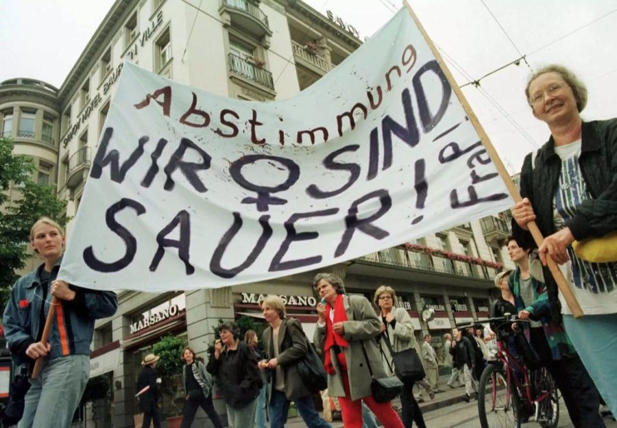 Frauenstreik Demo Mutterschaftsversicherung