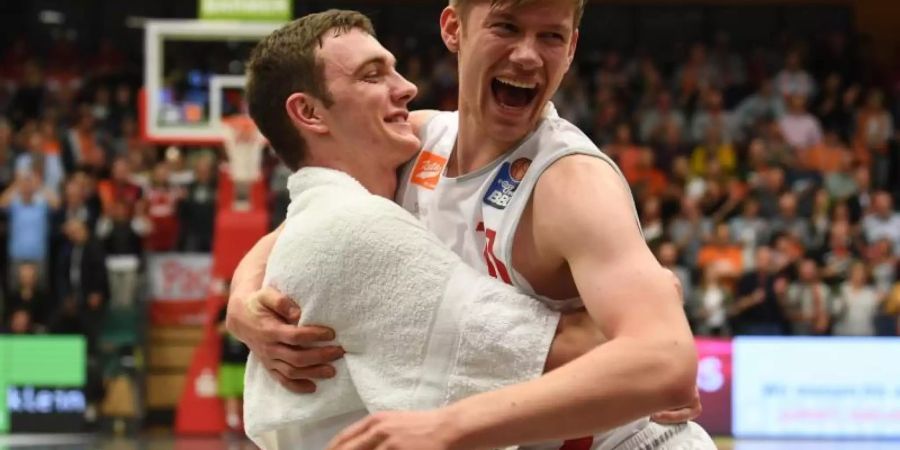 Möchte in die NBA: Vechtas Philipp Herkenhoff (l). Foto: Carmen Jaspersen/dpa
