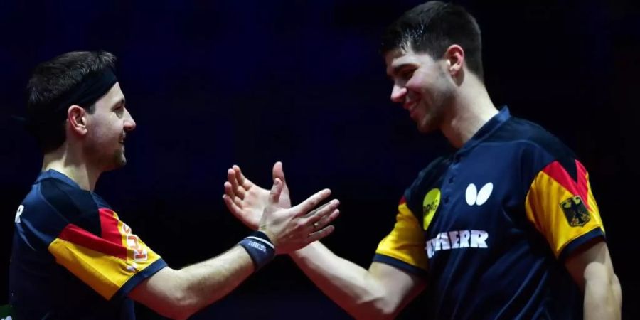Haben das WM-Viertelfinale erreicht: Timo Boll (l) und Patrick Franziska. Foto: Lu Yang/XinHua/dpa