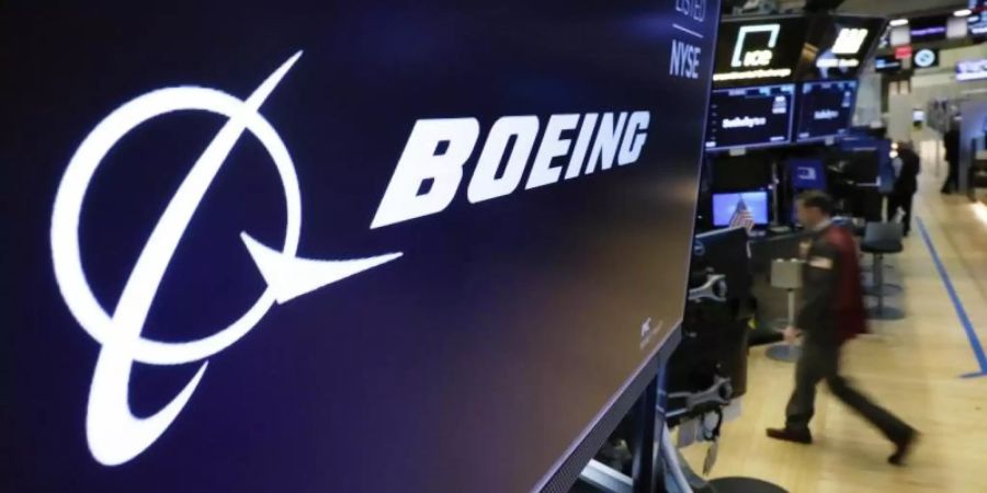 Das Boeing-Logo ist auf einem Bildschirm über dem Tradingfloor der New Yorker Börse zu sehen. Gut die Hälfte der seit 2017 ausgelieferten rund 350 Flugzeuge vom Typ 737 Max 8 sind inzwischen aus dem Verkehr gezogen worden. Foto: Richard Drew/AP