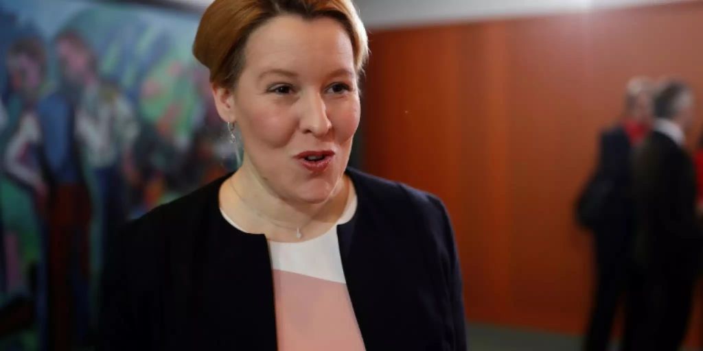 Familienministerin Giffey Will Vater Von Trennungskindern Rechtlich Besserstellen