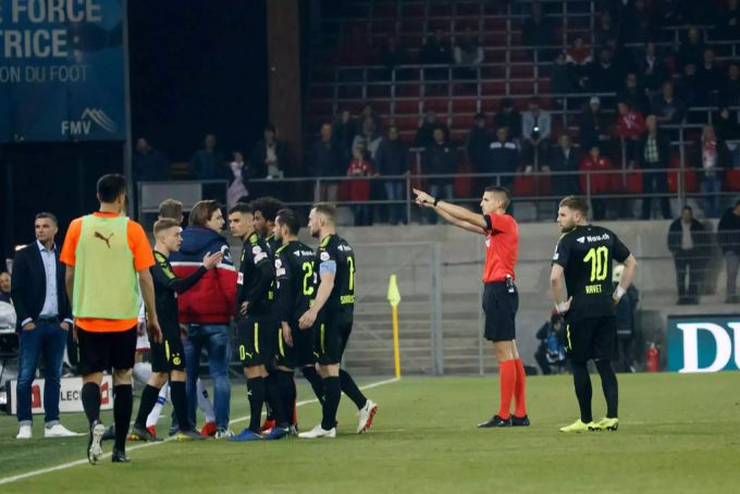Schiedsrichter Lionel Tschudi (Mitte) bricht das Spiel zwischen GC und Sion ab. GC Sion