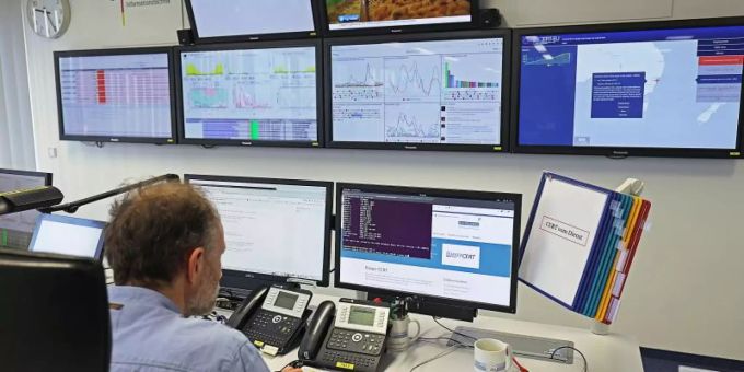 Nationales IT-Lagezentrum des Bundesamtes für Sicherheit in der Informationstechnik (BSI). Foto: Oliver Berg Cyber-Attacken