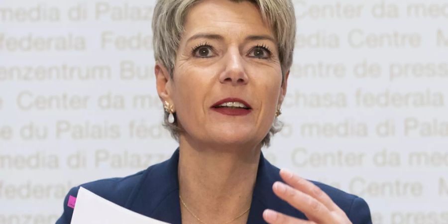 Die neue Justizministerin Karin Keller-Sutter erklärt, was sich mit dem neuen Asylsystem ändern wird. Sie ist für die Umsetzung der Asylreform zuständig, die Bundesrätin Simonetta Sommaruga aufgegleist hatte.