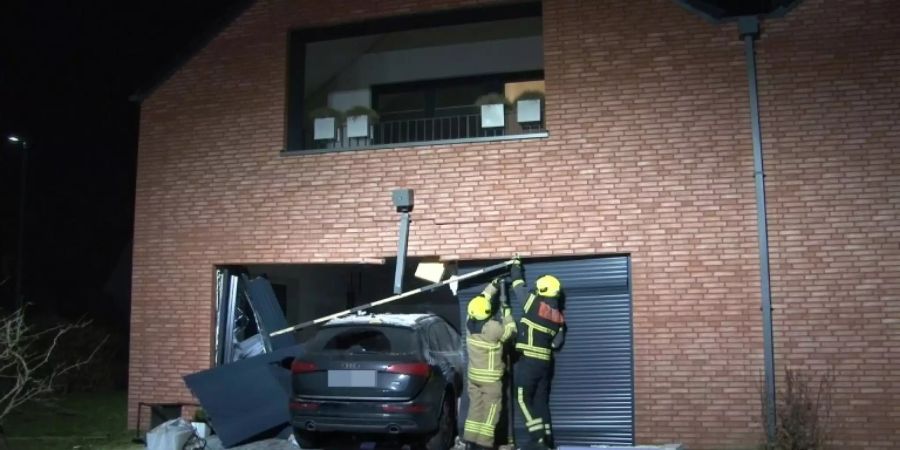 Das Auto steckt in dem Reihenhaus